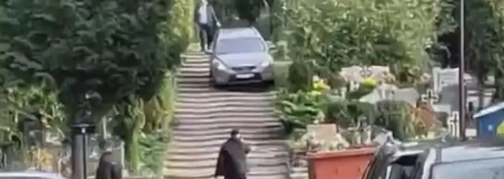 Zjecha� samochodem po schodach na cmentarzu. Policja szuka kierowcy