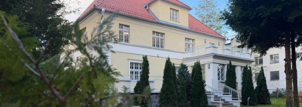 Przedszkole nr 8 uratowane od likwidacji, bez dzieci. Teraz odwo�ano dyrektork�?